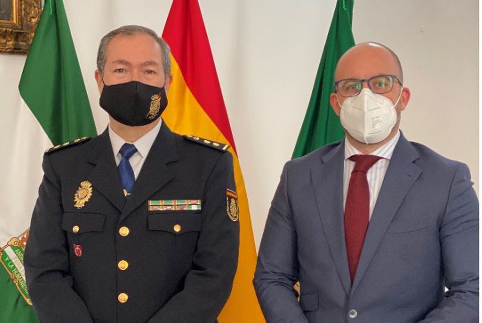 El nuevo comisario del Cuerpo Nacional de Policía, José Miguel Sáenz, con el alcalde portuense.