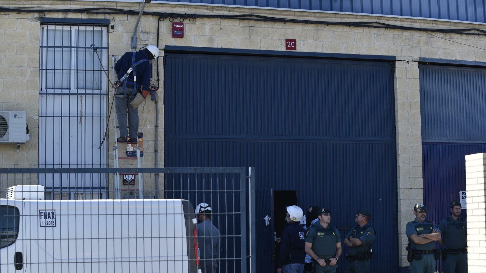 Un operario de Endesa revisa la conexión eléctrica de la nave