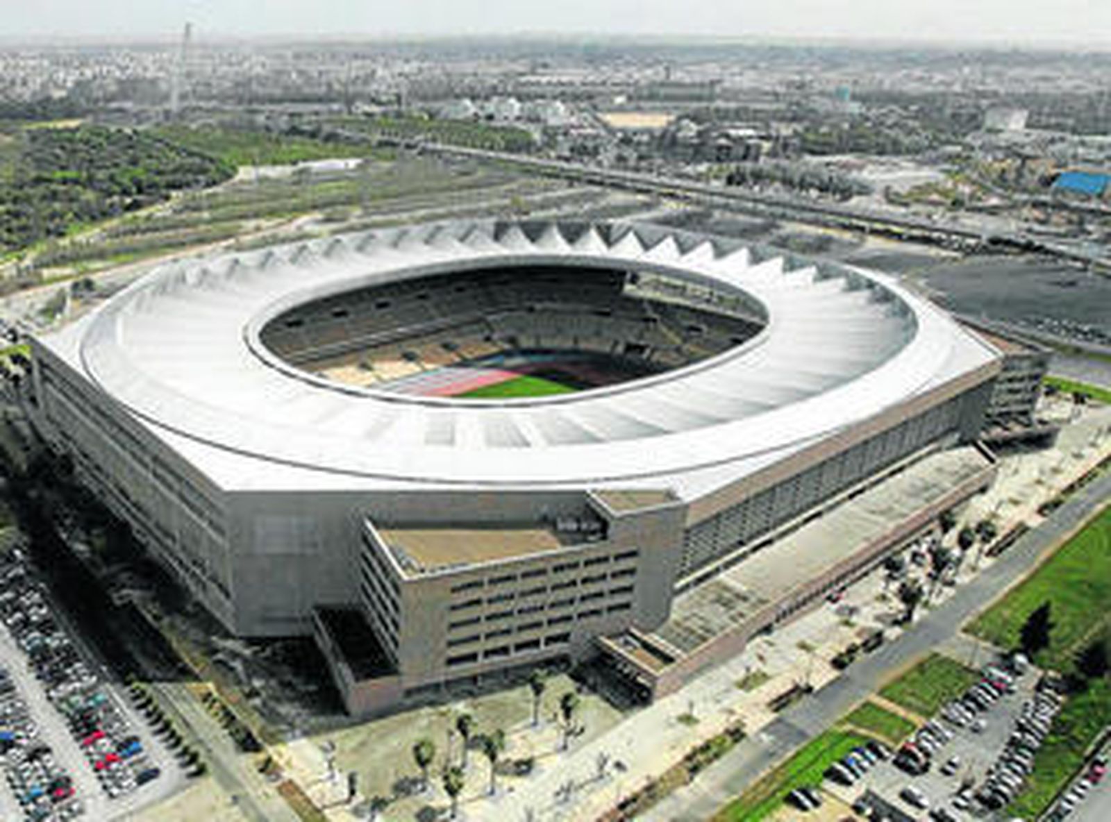 Vista aérea del estadio de la Cartuja, con la ciudad de Sevilla al fondo.