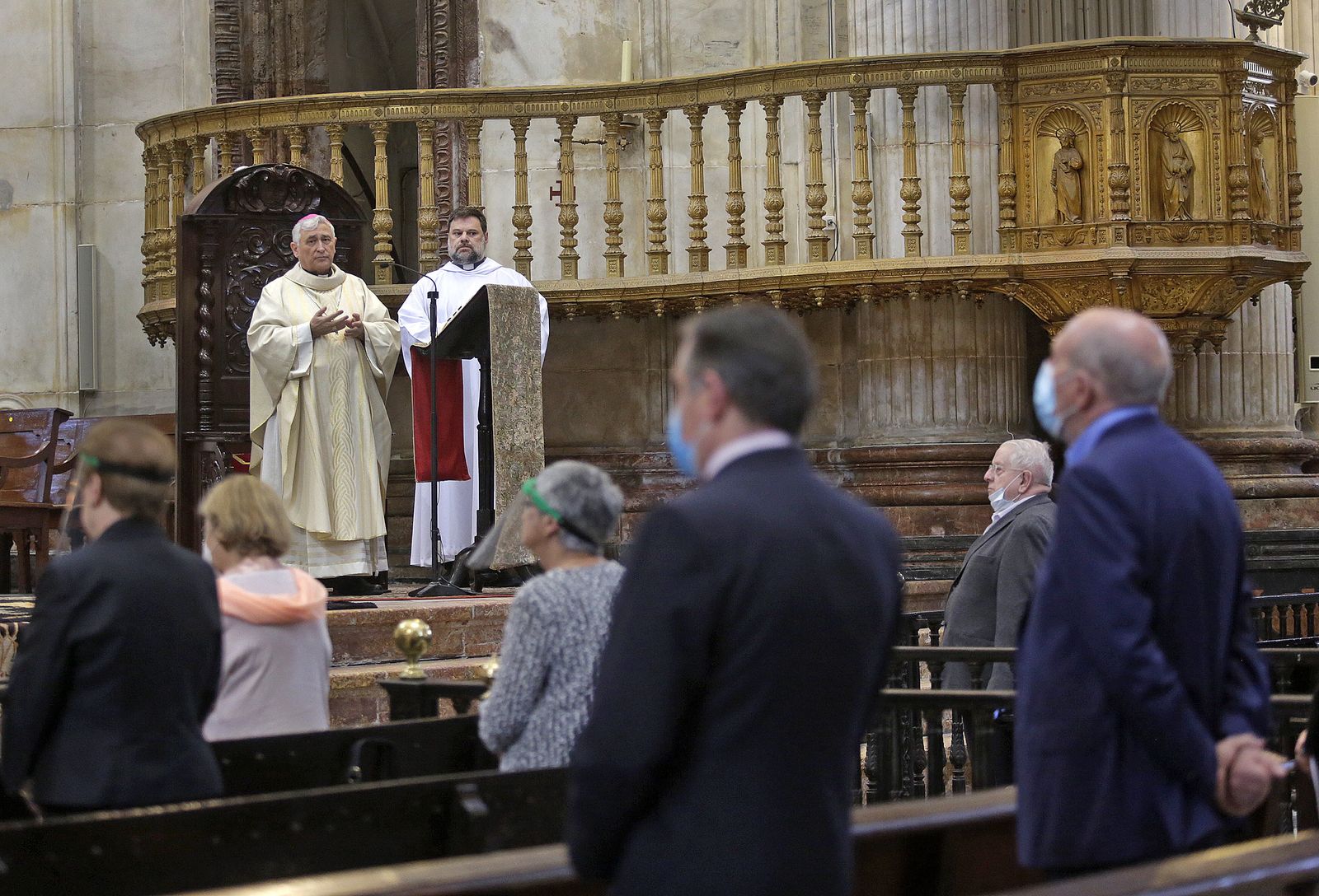 Primera misa en la Catedral de Cádiz, oficiada por el Obispo.
