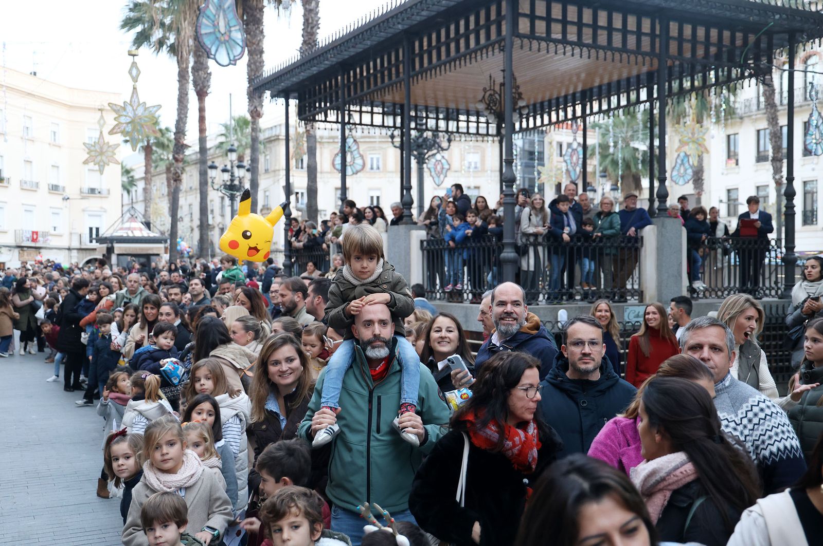 Imágenes del Heraldo Real anunciando la llegada de los Reyes Magos a Huelva