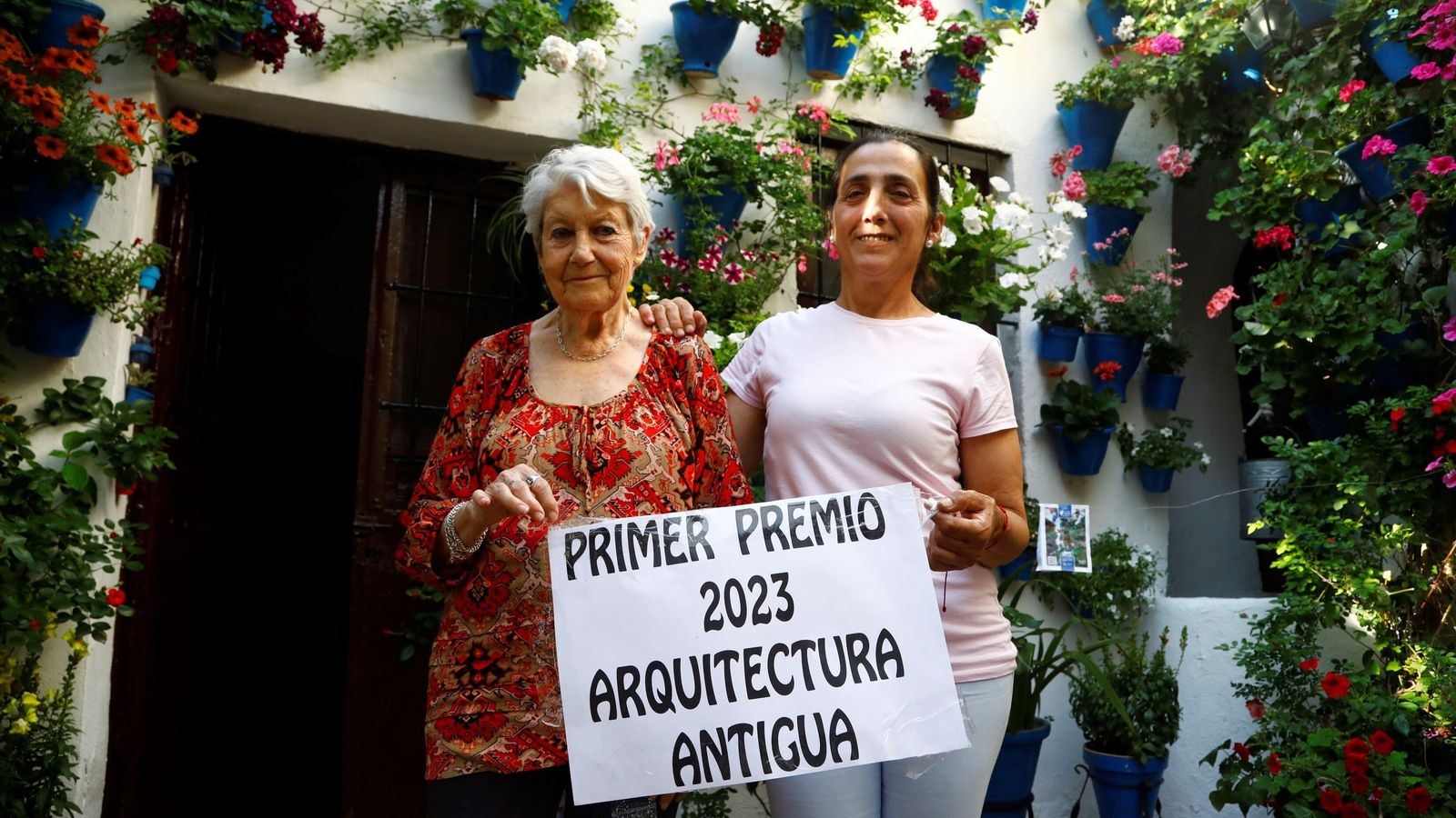 Ana Muñoz Fimia posa con el cartel del primer premio. Ana Muñoz Fimia posa con el cartel del primer premio.