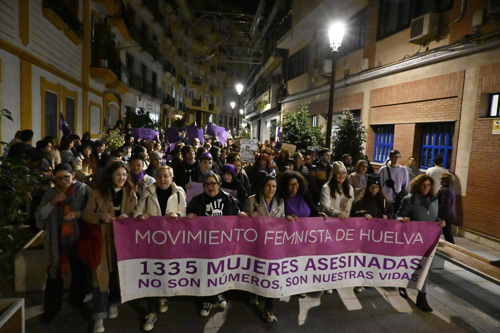 Imágenes de la manifestación con motivo del 25N en Huelva