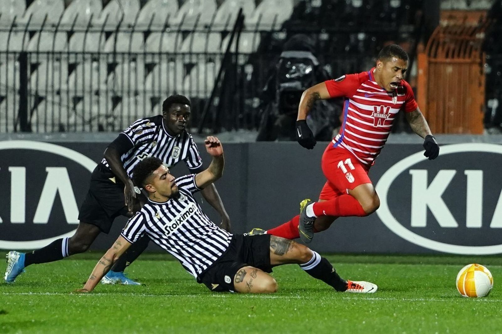 Machís elude por velocidad al jugador del PAOK Douglas Augusto.