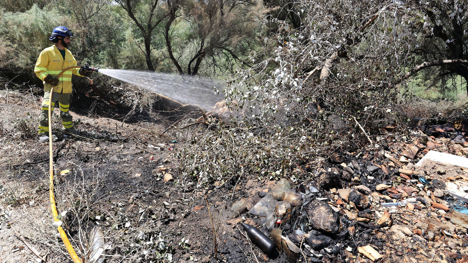 Infoca refresca la zona del incendio en La Ina
