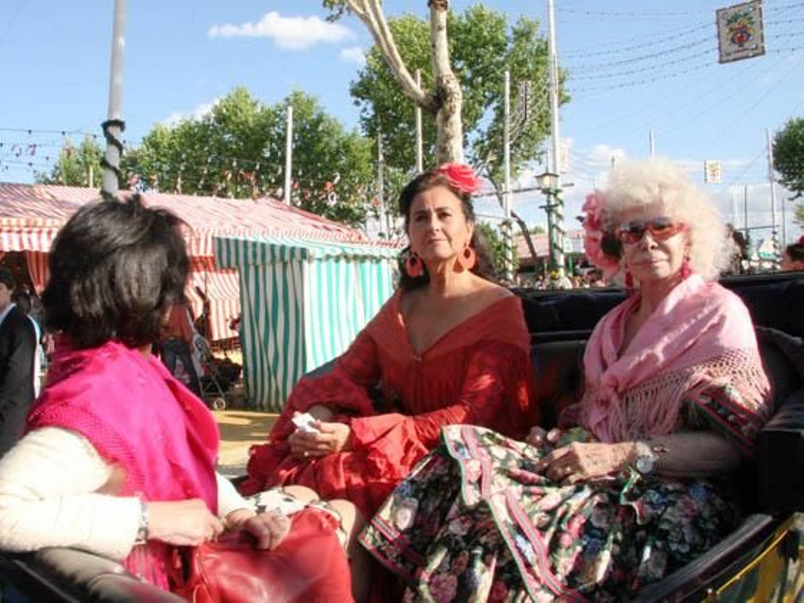 La duquesa pasea en coche de caballo con su amiga Carmen Tello en la Feria de Abril.