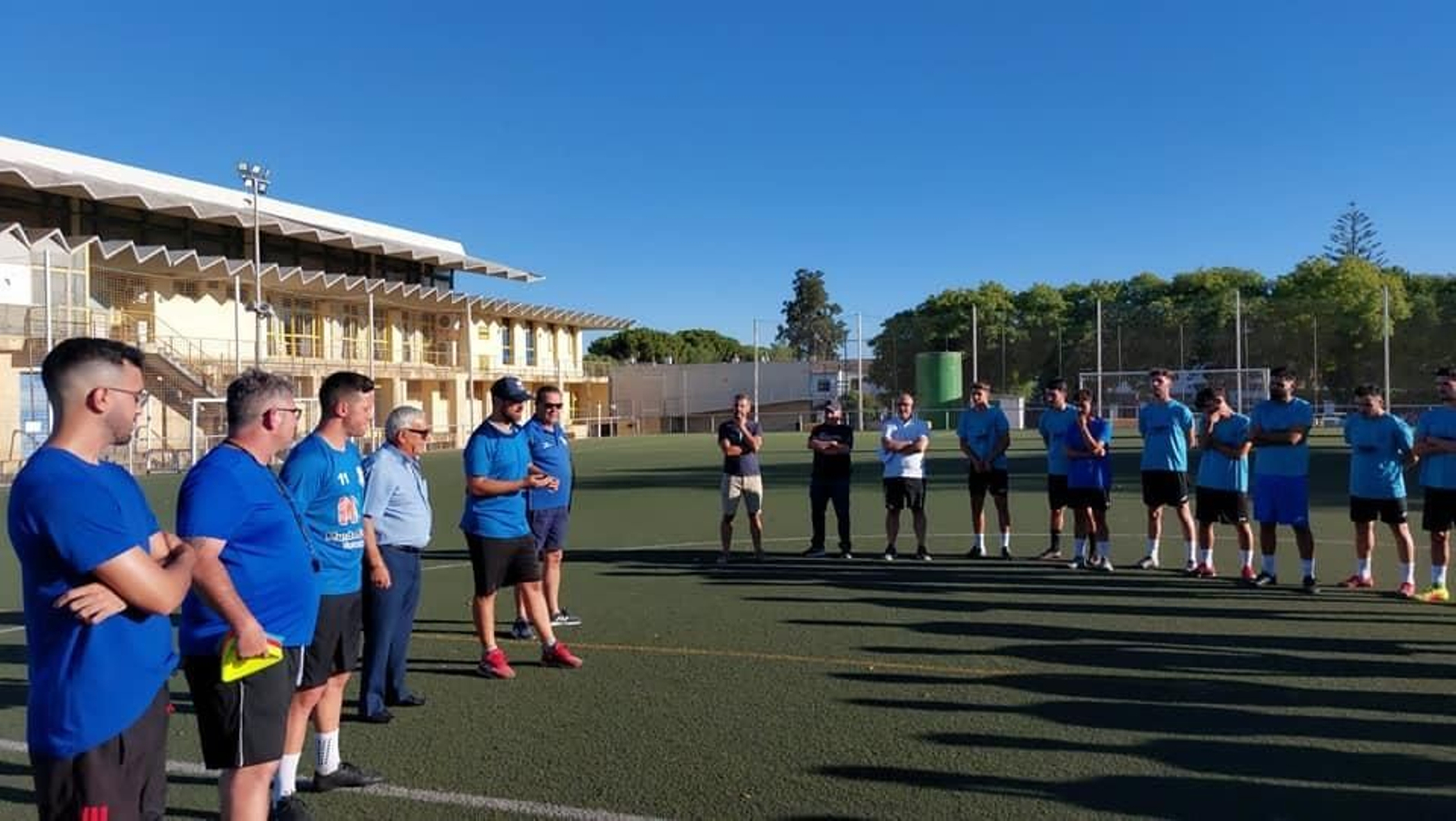 Directivos y técnicos conversan con la plantilla antes del primer entrenamiento.