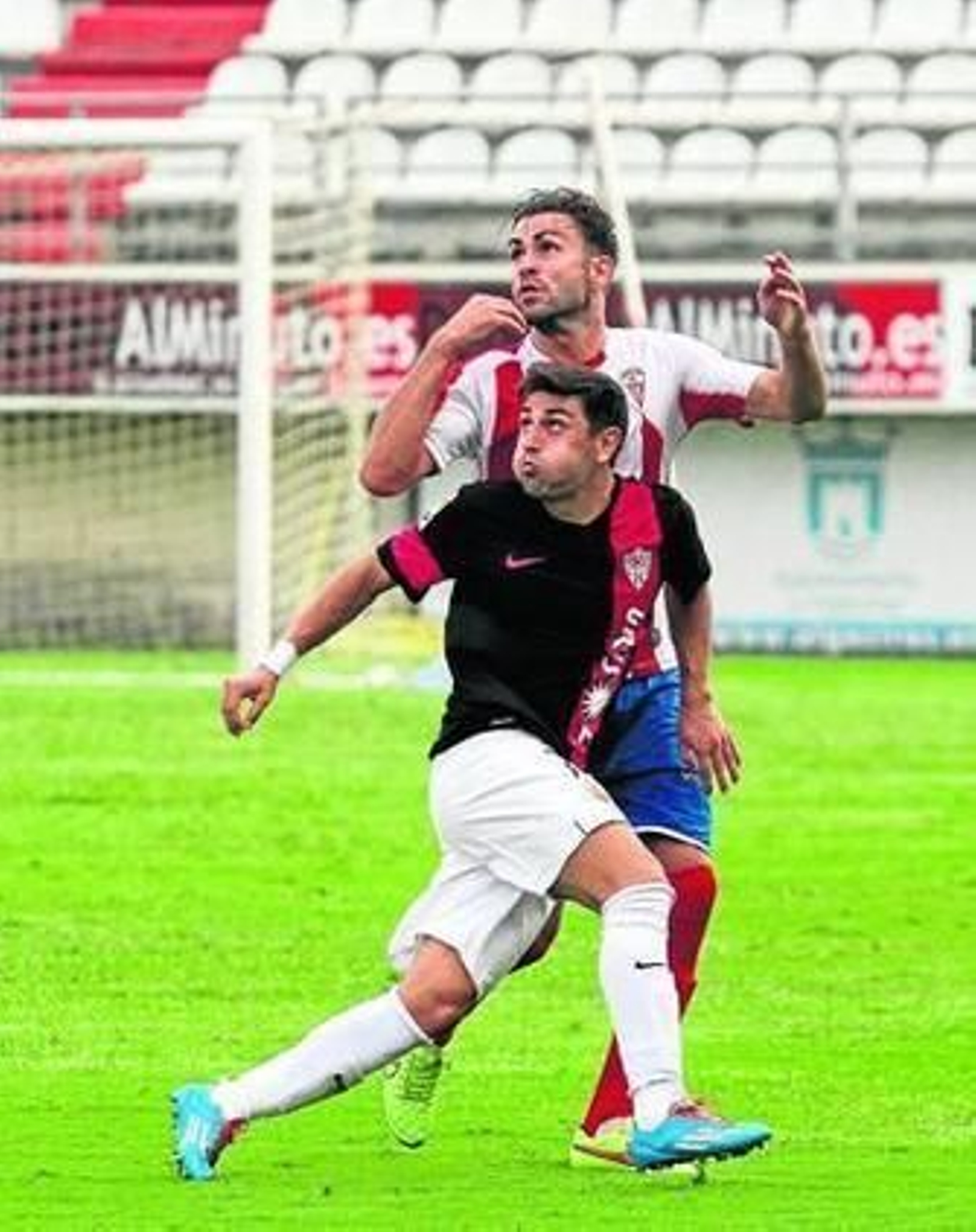 Suso defiende una jugada, el pasado domingo ante el Almería B.
