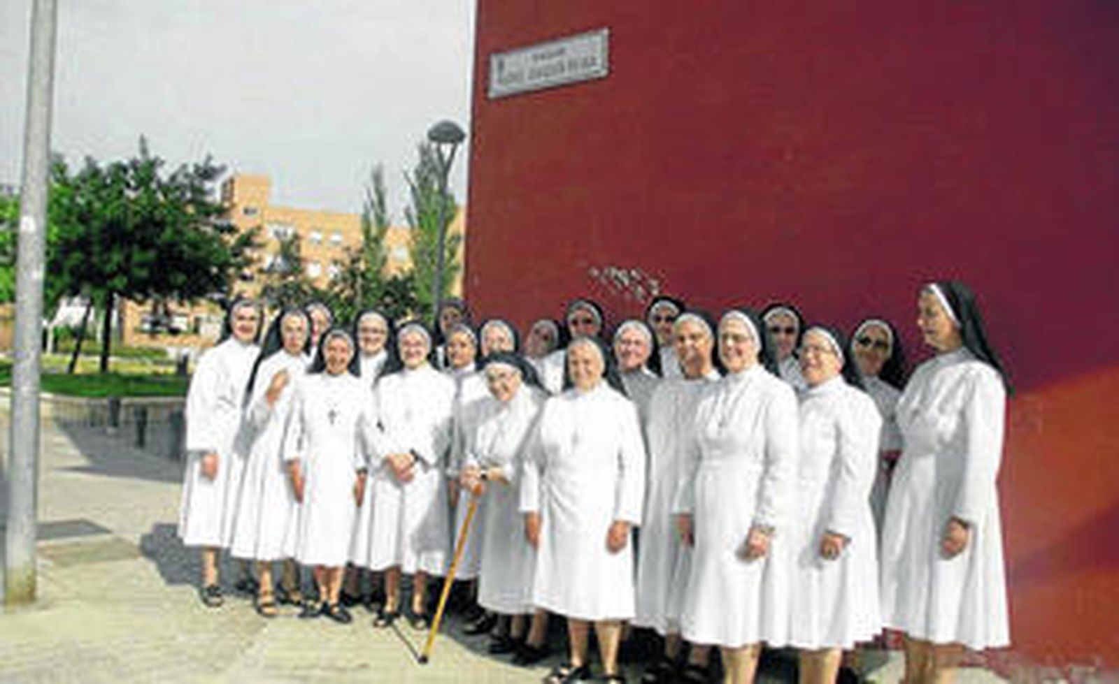 Las hermanas de la congregación posan en la calle que el Ayuntamiento ha dedicado a su fundador.