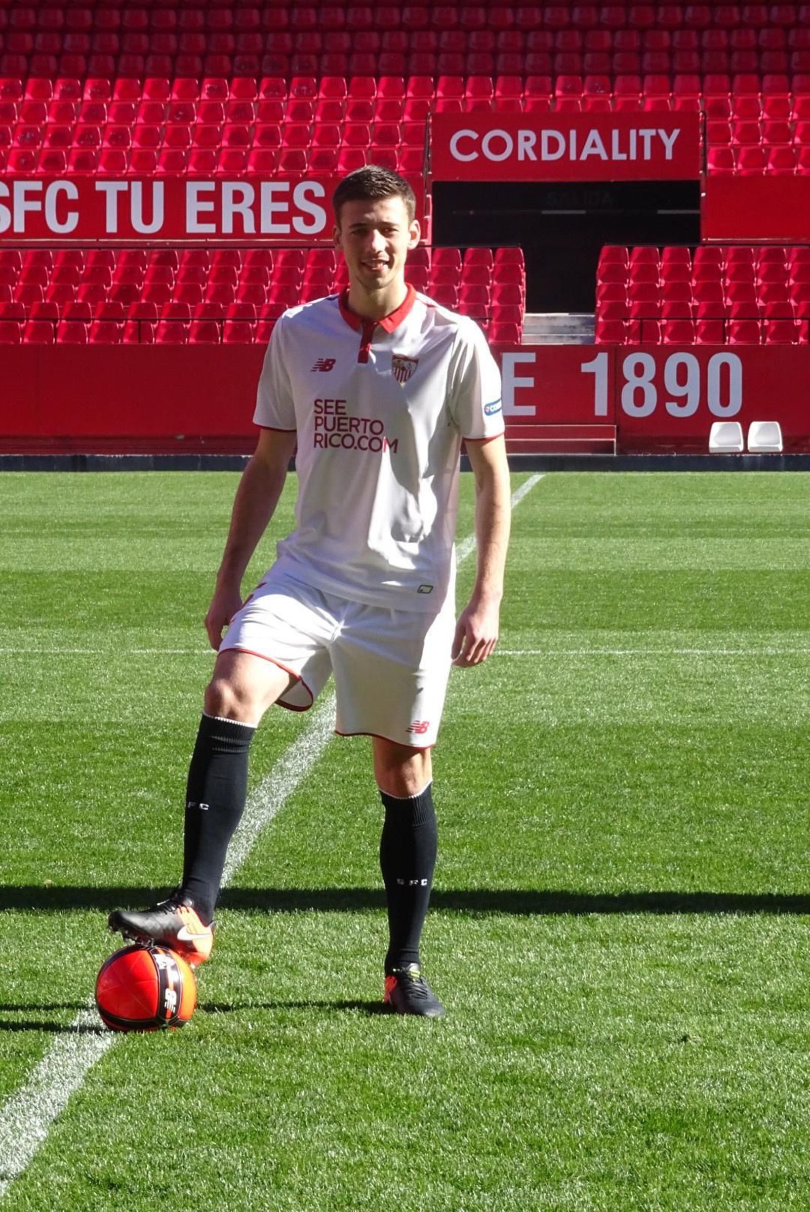 Lenglet, en la foto oficial como nuevo jugador del Sevilla.