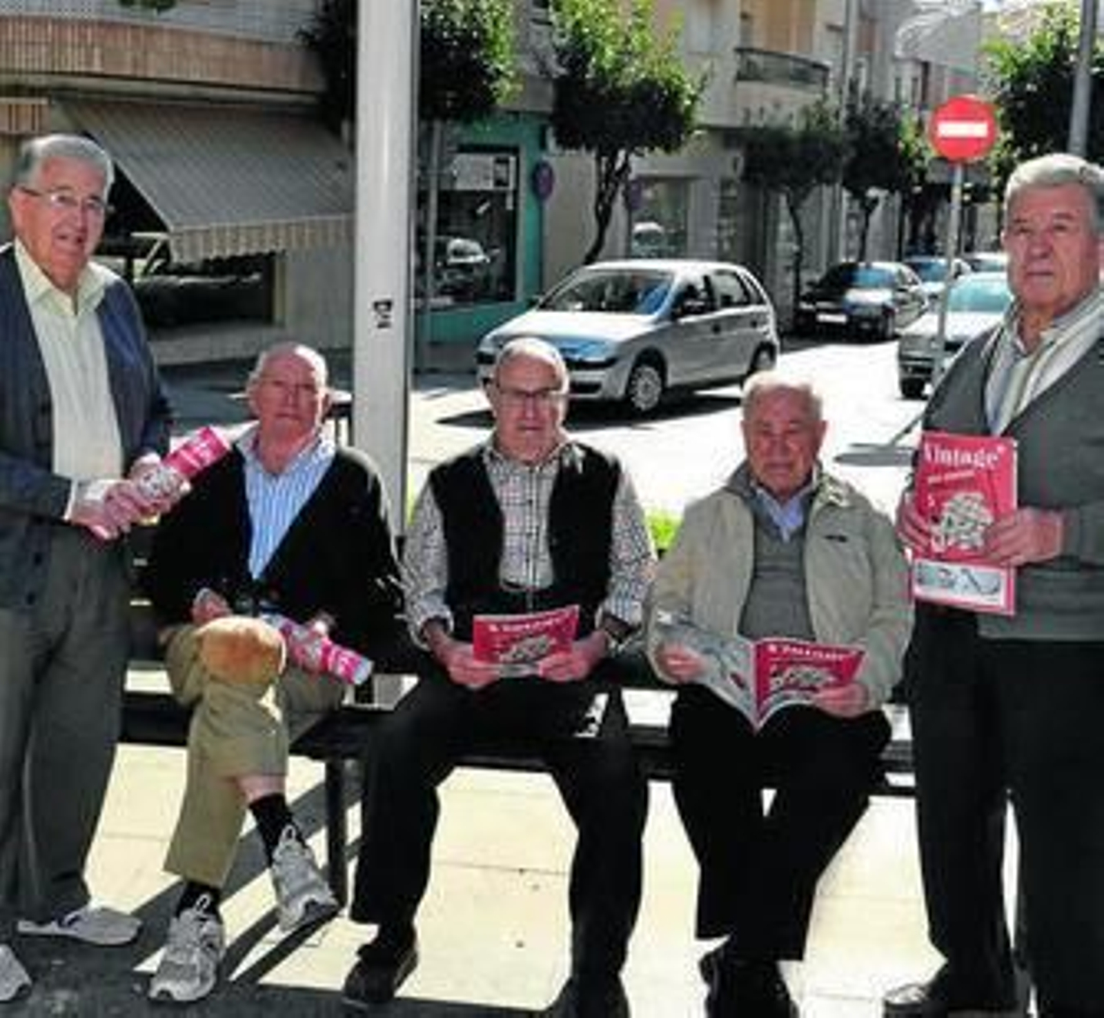 Un grupo de vecinos con el primer ejemplar en la mano.
