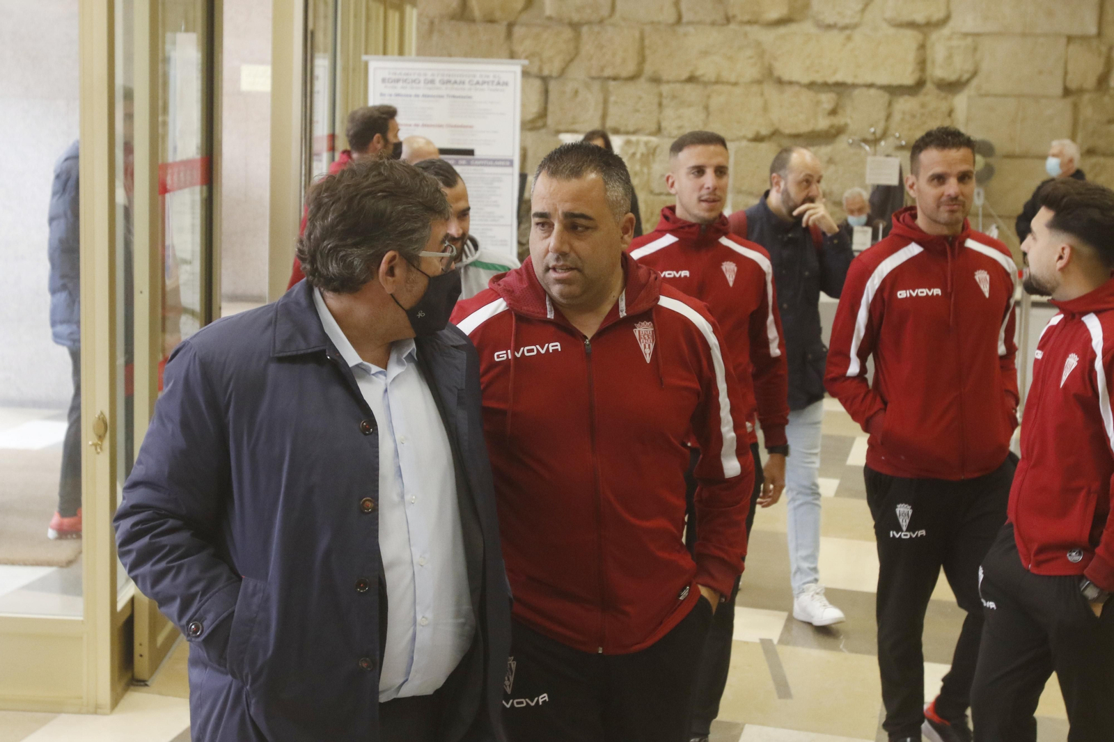 La recepción del Ayuntamiento al Córdoba CF por su ascenso a Primera RFEF, en imágenes