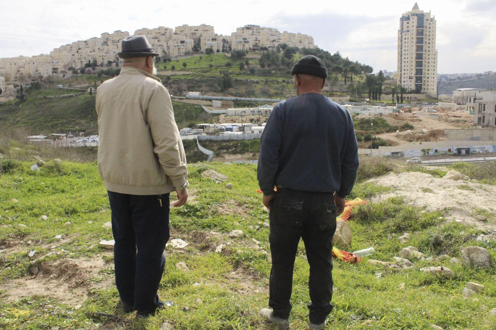 Los primos Yamal y Osama Abu Tair, de Um Tuba, contemplan en frente el asentamiento israelí de Har Homa.