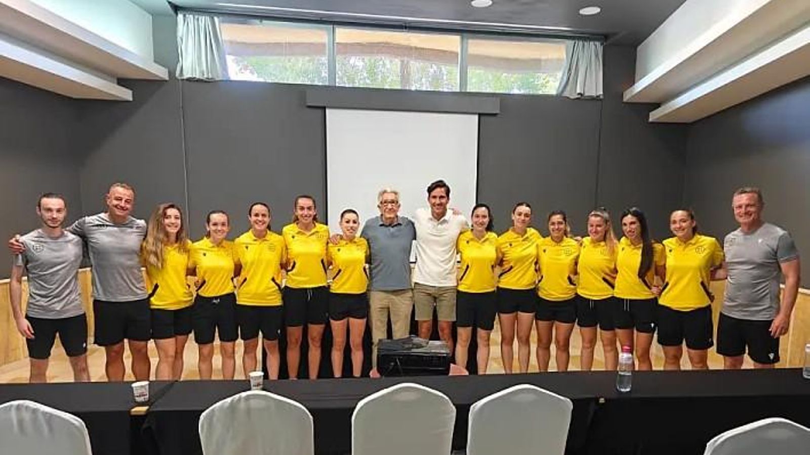 Foto de familia de Munuera Montero con las colegiadas.