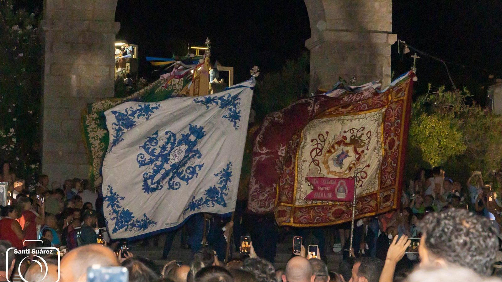 Las banderas ondean ante la calzada del santuario