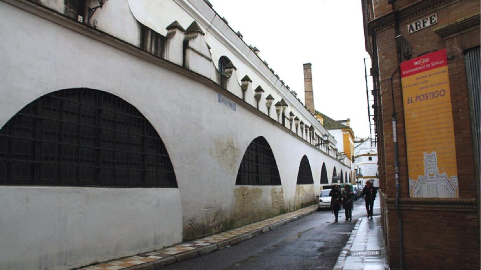 Situación actual del lateral de las Atarazanas en la calle Dos de Mayo.