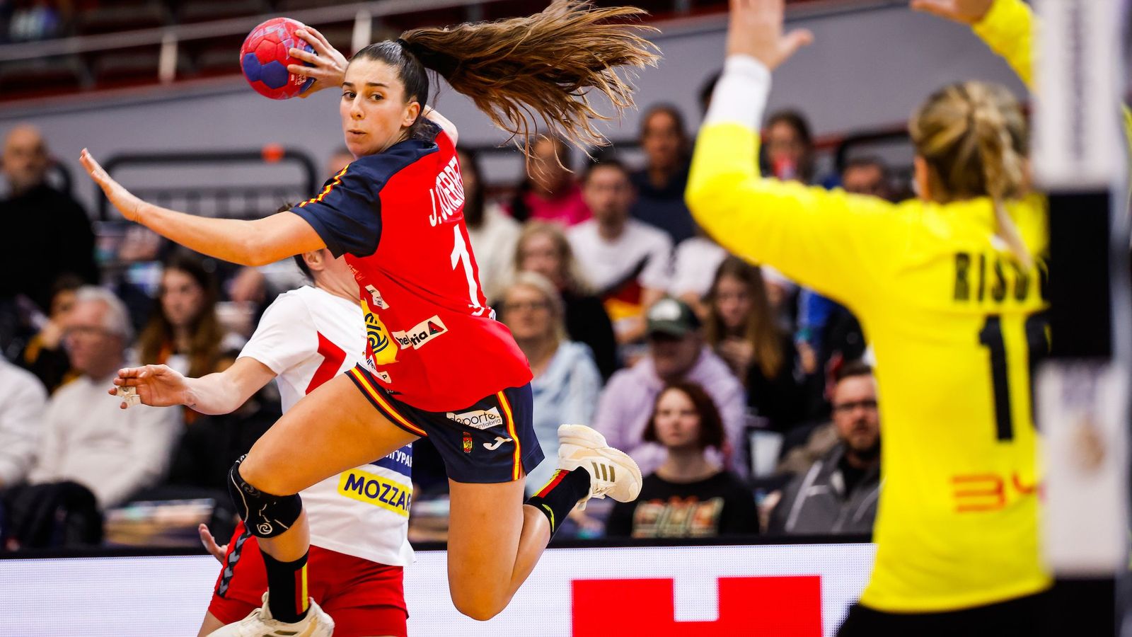 Jennifer Gutiérrez se dispone a lanzar en un partido con Las Guerreras del último Mundial