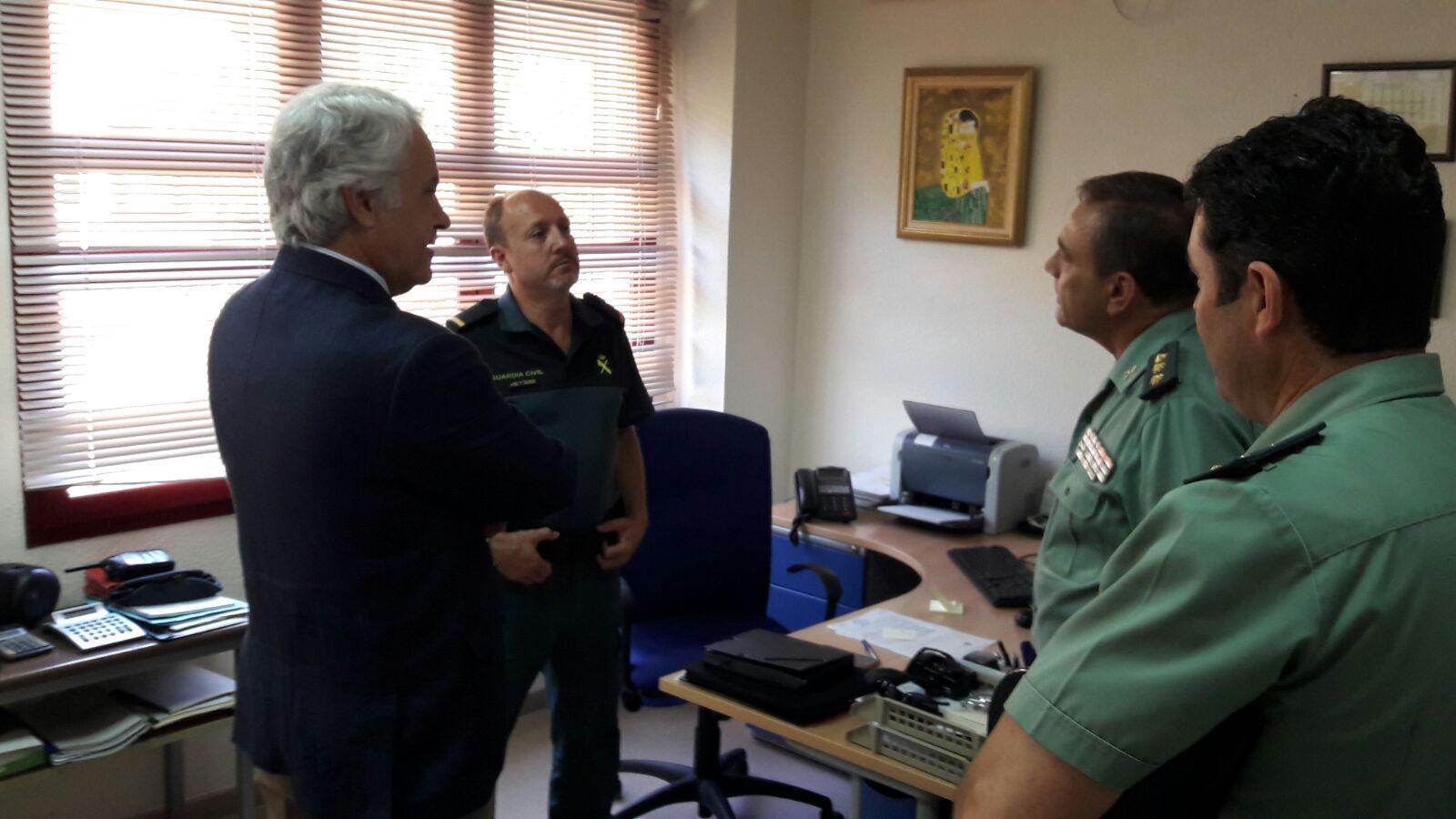 Agustín Muñoz acude a las dependencias para apoyar la labor del Instituto Armado en la Sierra.