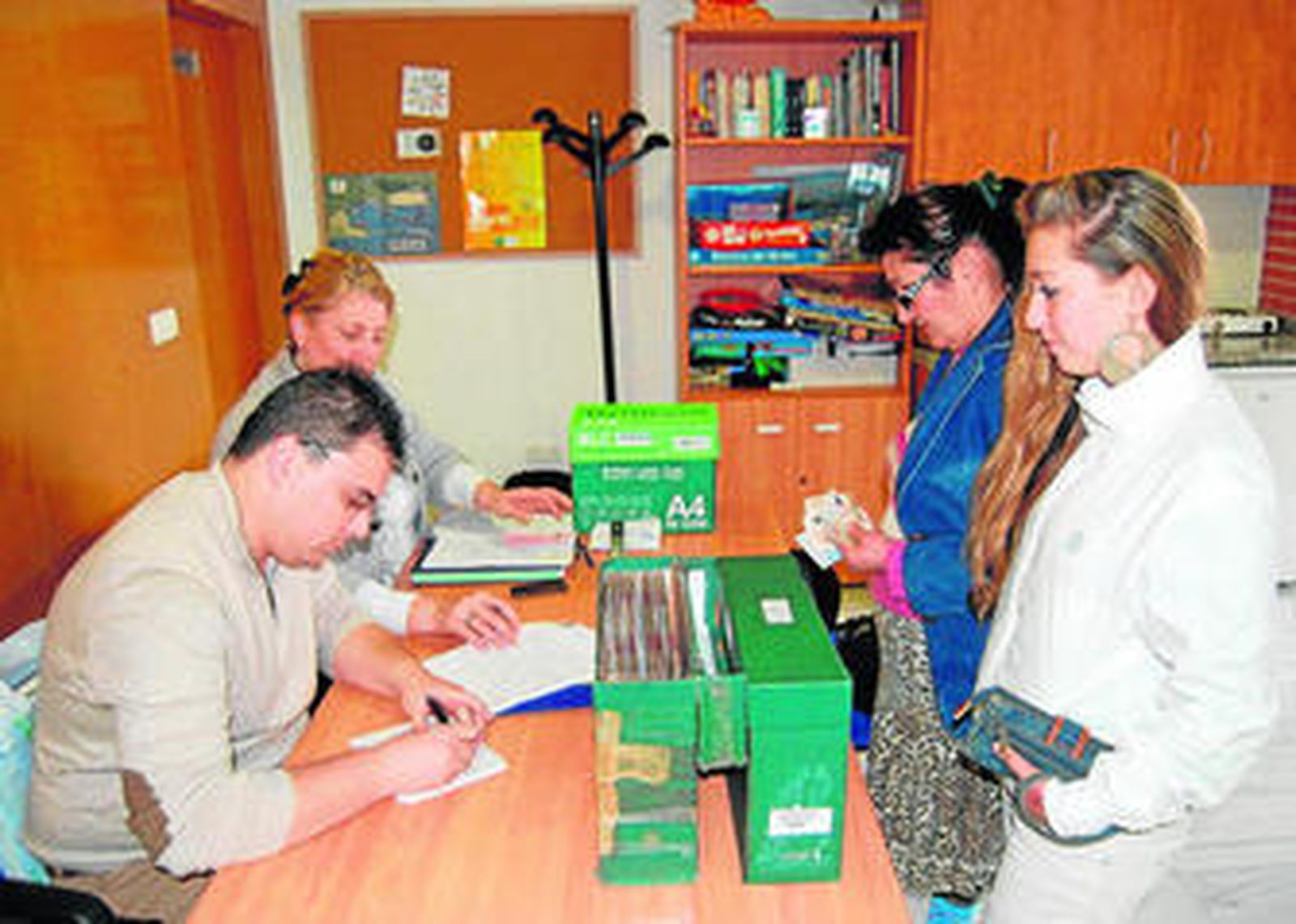 Asociaciones y municipios han emprendido campañas de información a los extranjeros y nuevos votantes extracomunitarios.