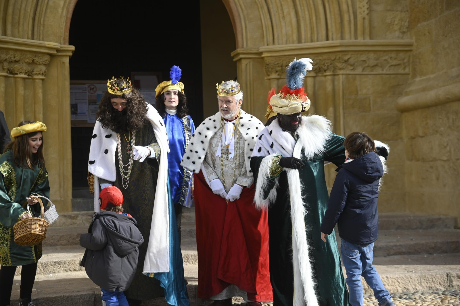Los Reyes Magos pasean por Córdoba en coche de caballos, en imágenes