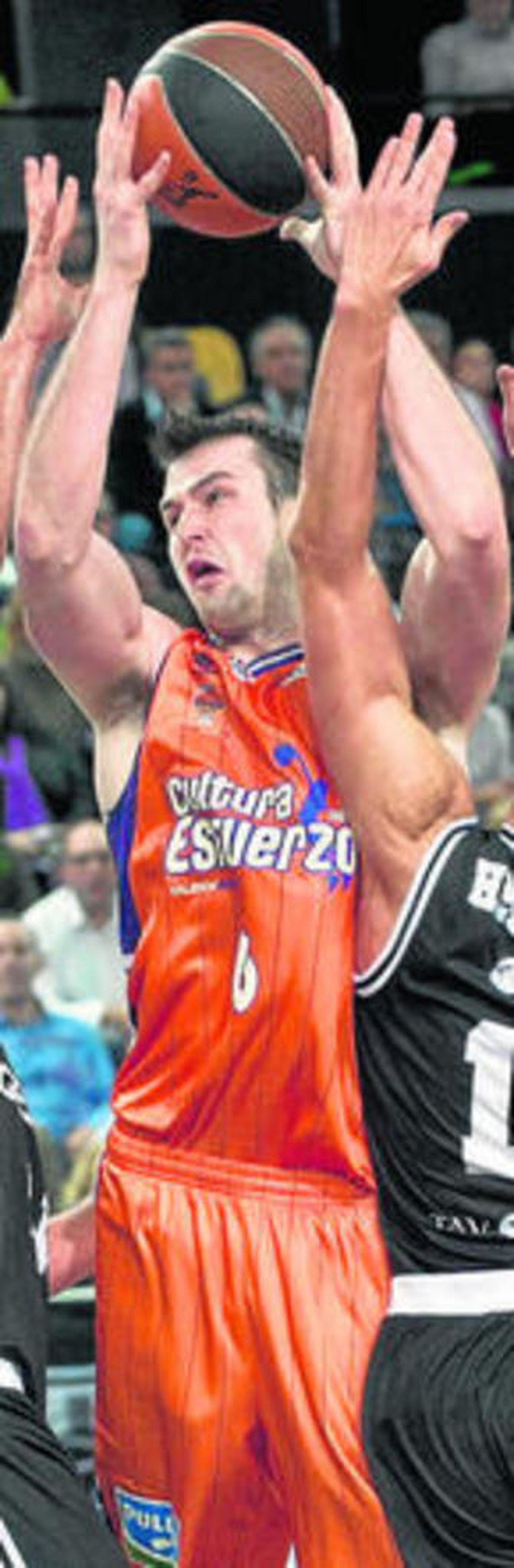 Ogilvy pelea por un rebote.