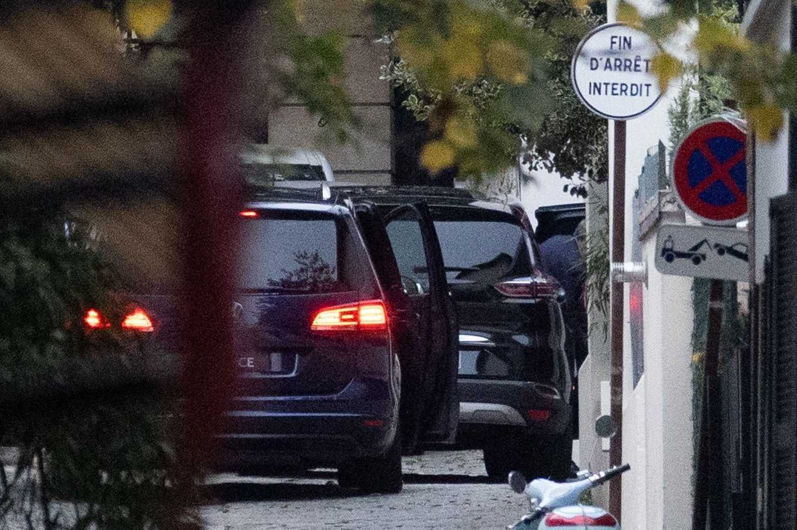 Sarkozy llega a su casa tras abandonar la prisión. Sarkozy llega a su casa tras abandonar la prisión.