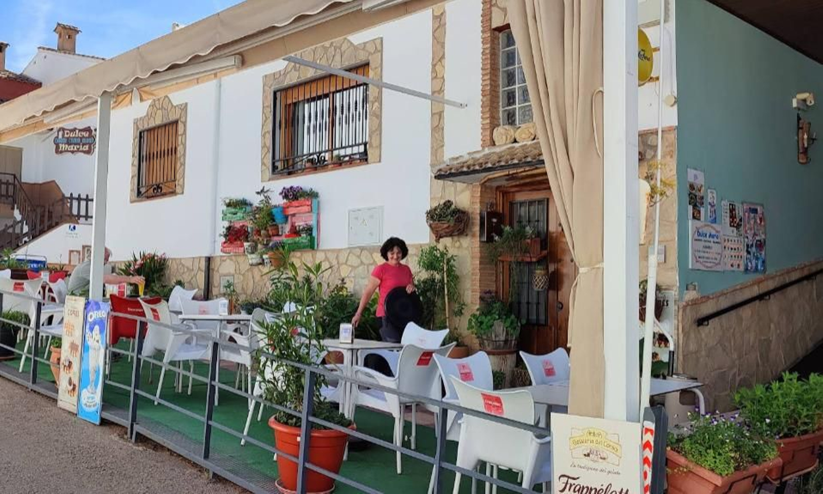 Terraza de una cafetería de Coto Ríos.