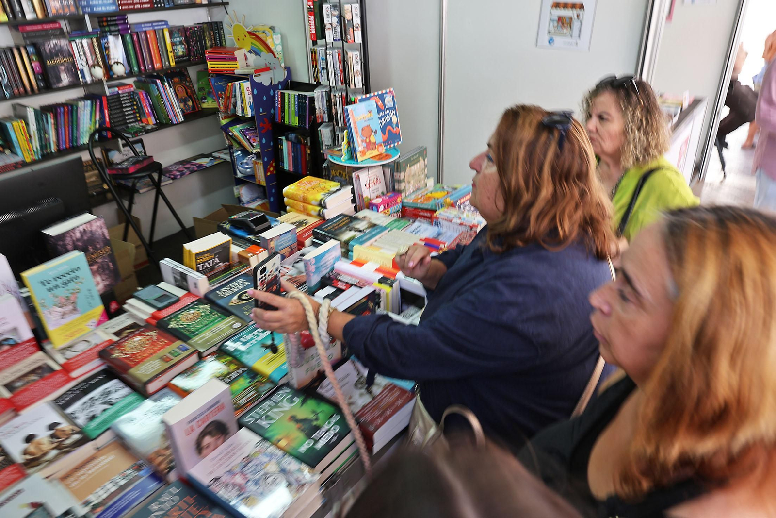Imágenes del ambiente en la Feria del Libro de Huelva