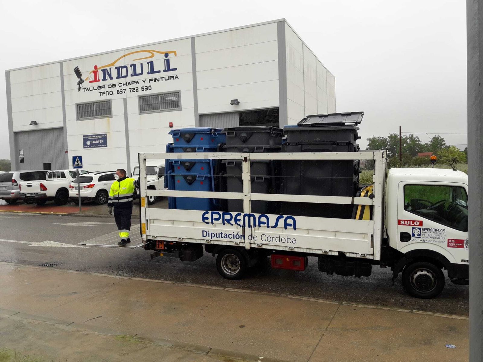 Reparto de contenedores en Villanueva de Córdoba.