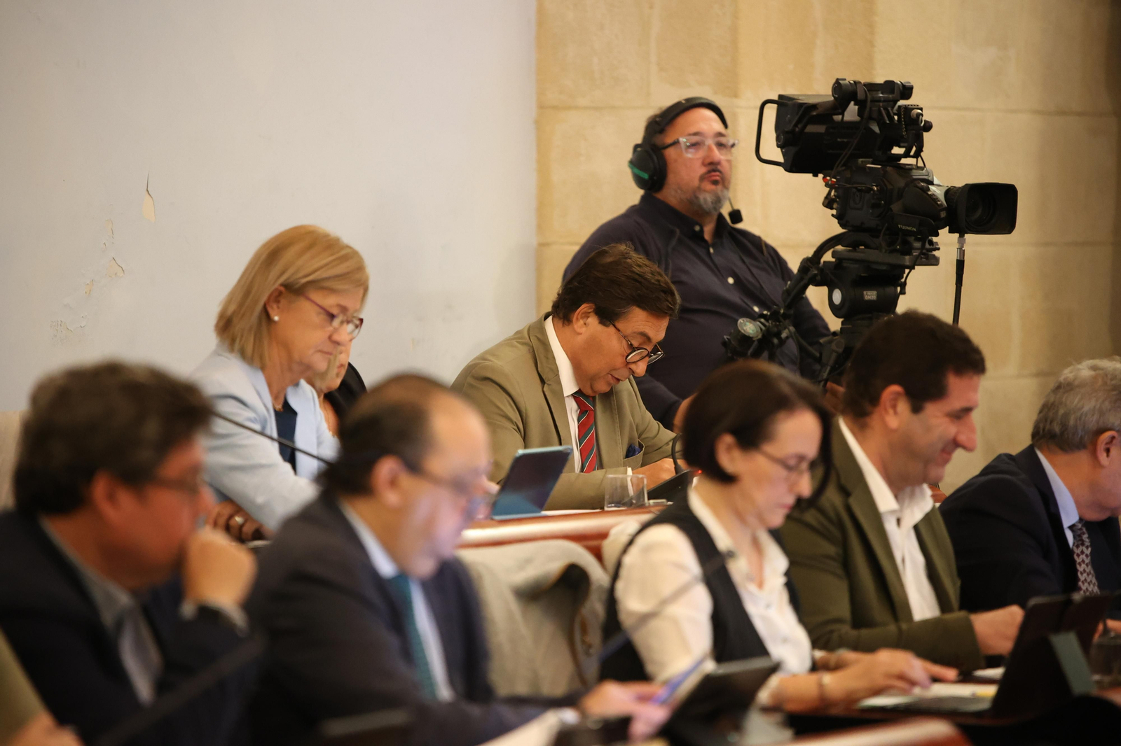 El delegado de Economía, Francisco Delgado, en el centro de la imagen, durante un pleno. El delegado de Economía, Francisco Delgado, en el centro de la imagen, durante un pleno.