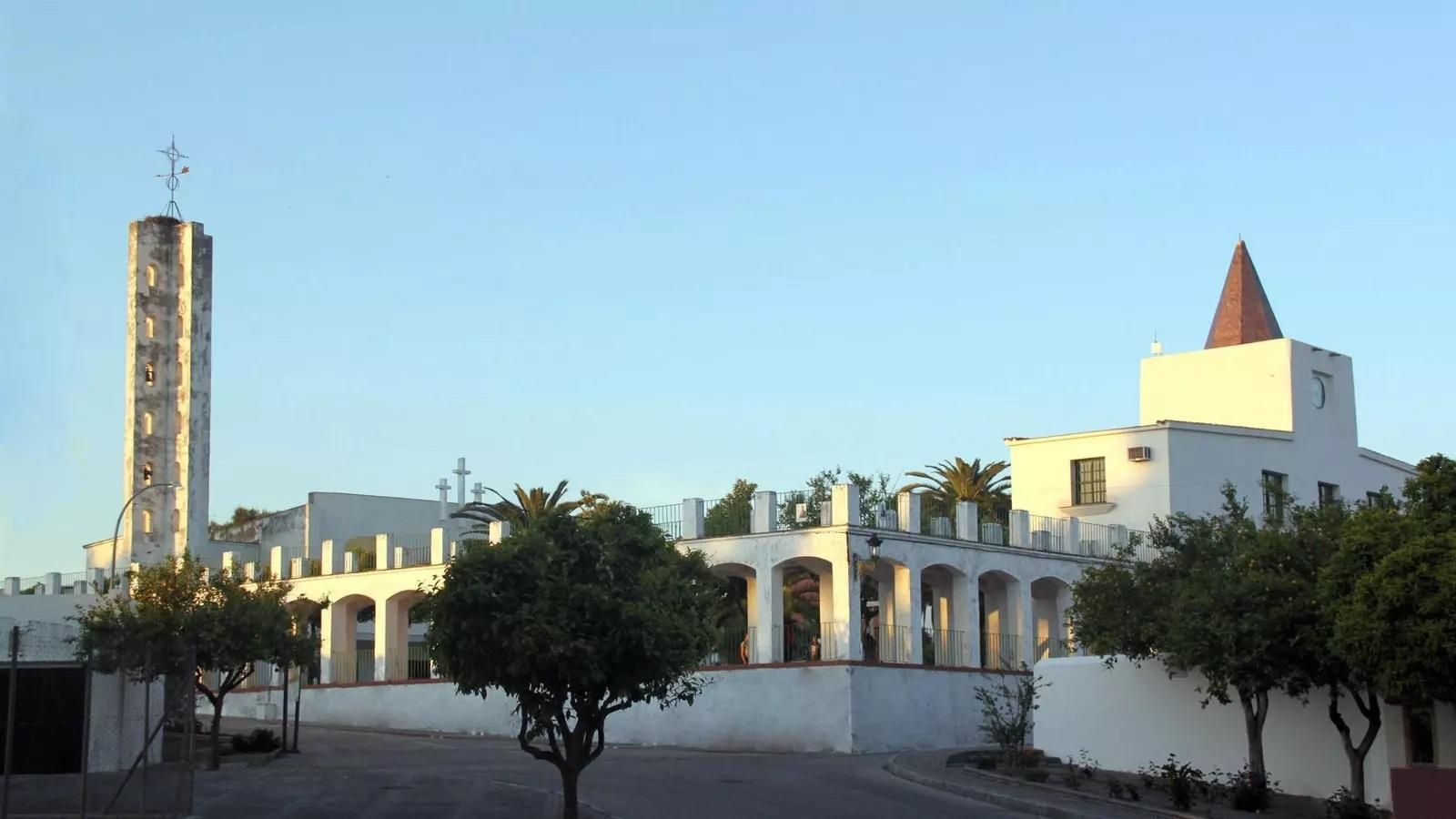 Iglesia de San Miguel de Estella del Marqués con su antigua torre campanario.