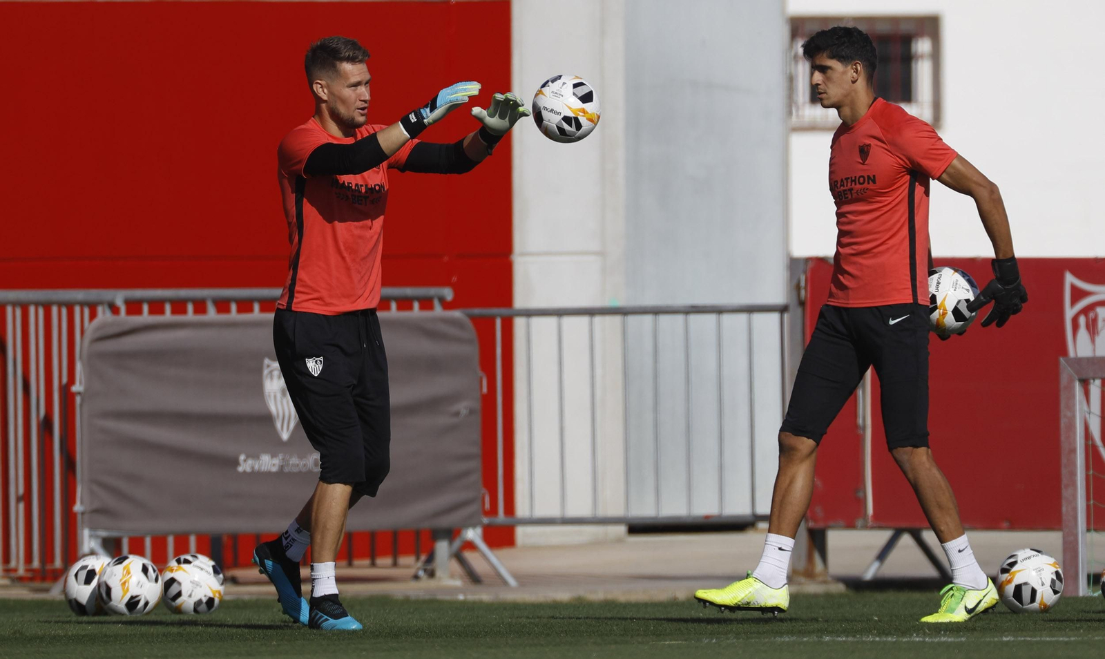 Vaclik y Bono, durante un entrenamiento antes de irse con sus selecciones.
