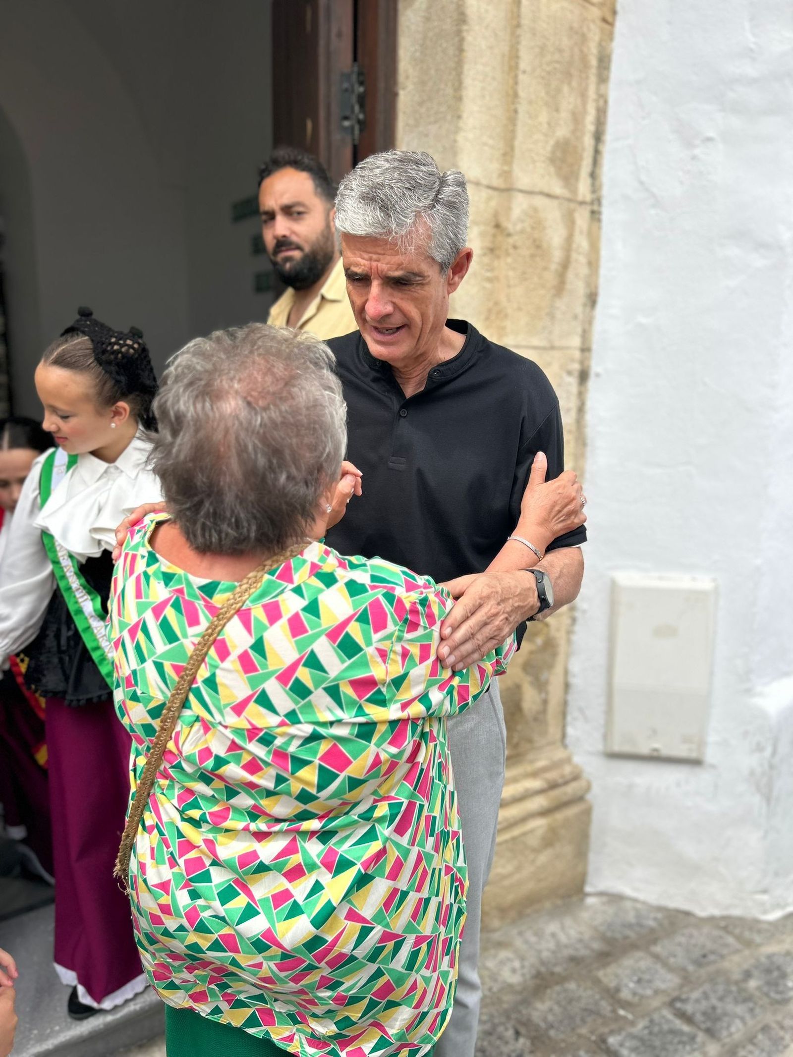 El candidato del PSOE y alcalde, Isidoro Gambín, saluda a una vecina.