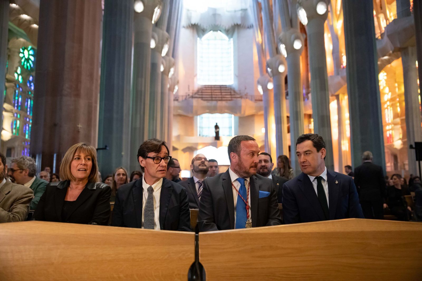Fotos de Juanma Moreno en la Sagrada Familia de Barcelona durante la misa del 50 aniversario de la romería del Rocío en Cataluña