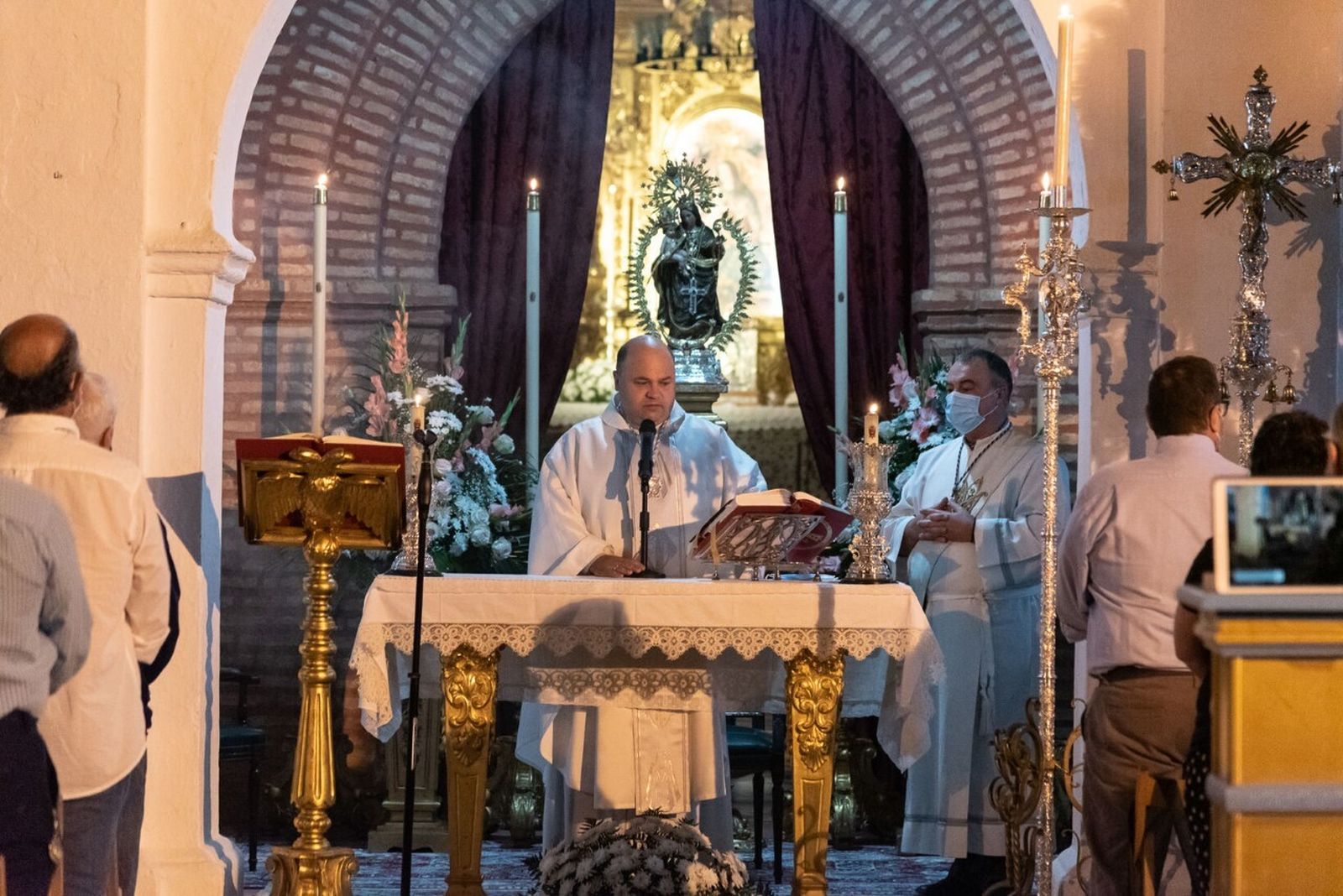 En agosto la Virgen Chiquita de la Cinta preside una misa en el patio de su santuario.