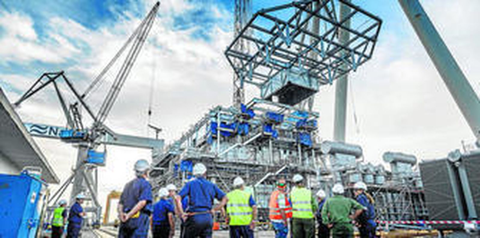 Momento de la colocación de los módulos sobre la subestación que se instalará en el parque eólico marino de Wikinger, en Alemania.