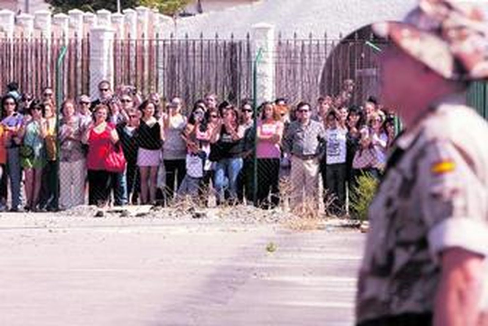 Los familares tuvieron que quedarse tras la valla, desde donde siguieron emocionados el acto de despedida.