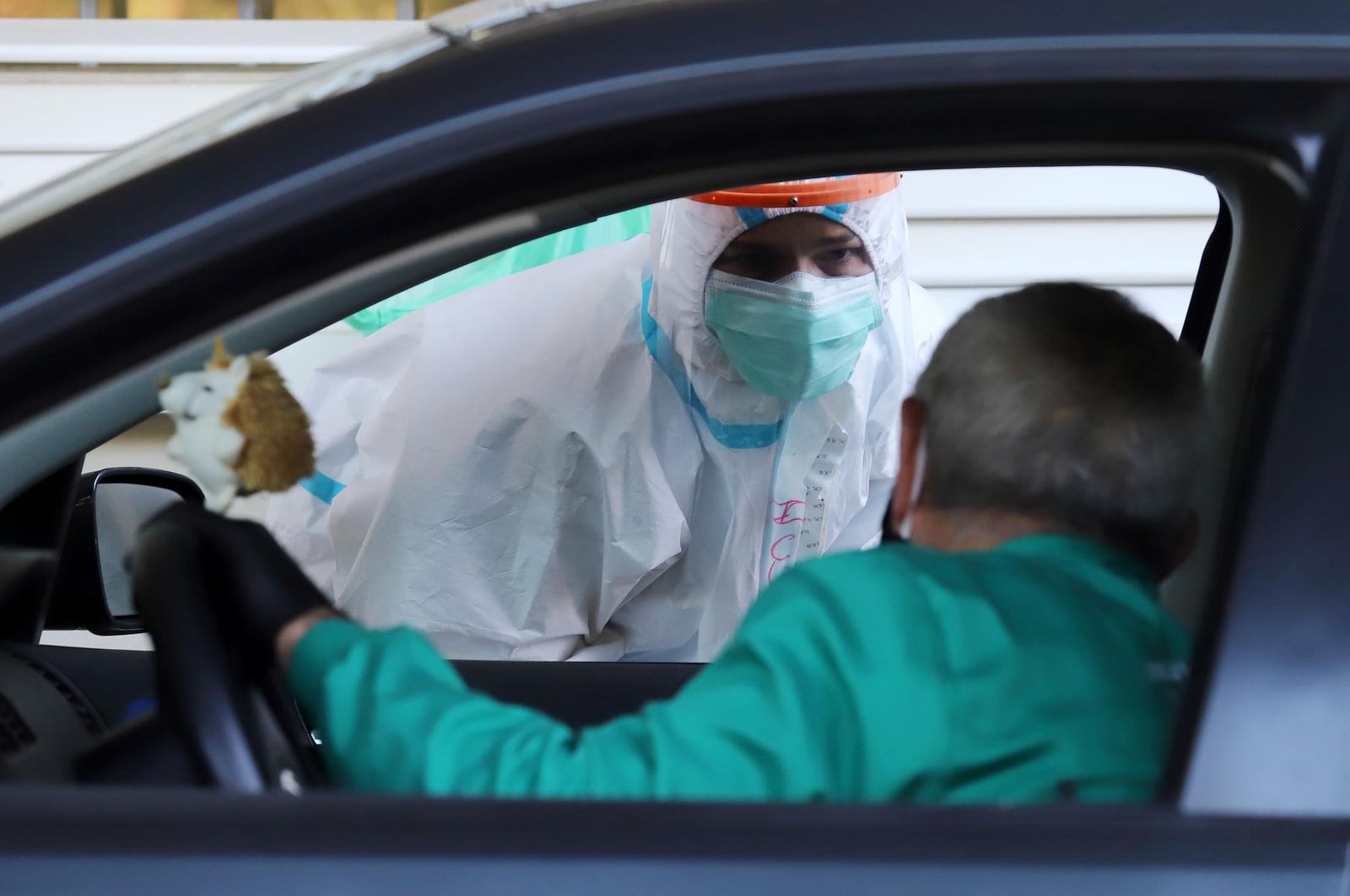 Realización de pruebas PCR en un autocovid.