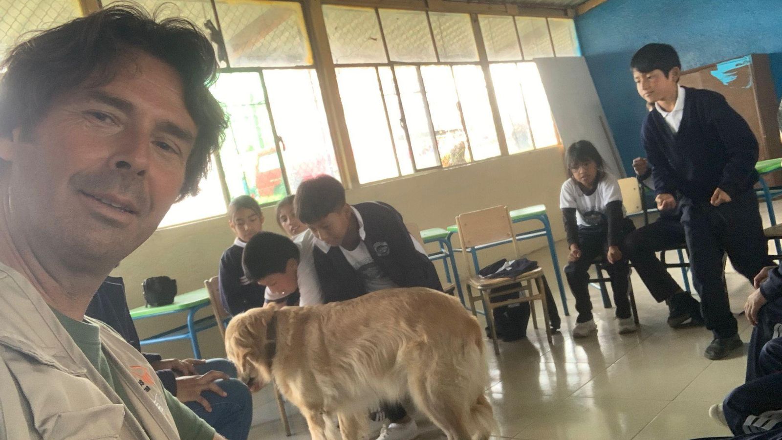 Víctor Rivas en su visita a una escuela en la que los alumnos hacían terapia con perros. Víctor Rivas en su visita a una escuela en la que los alumnos hacían terapia con perros.
