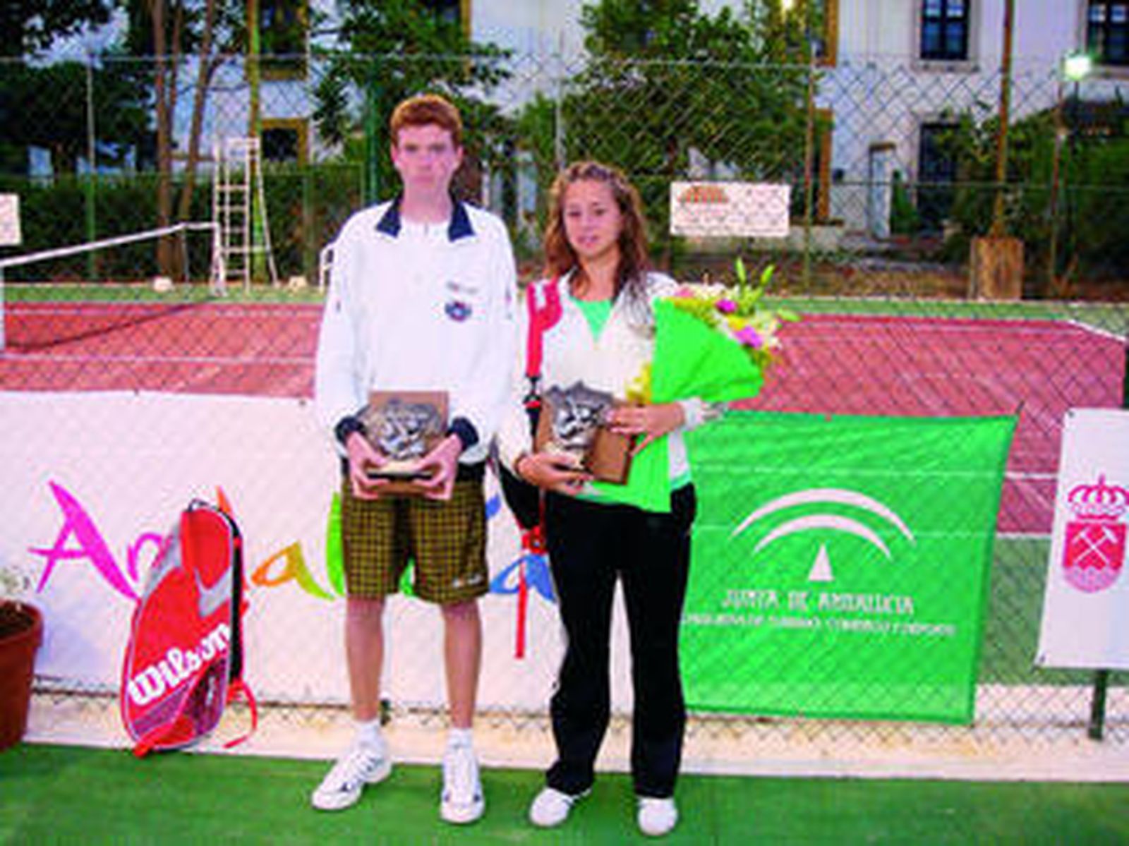 Los dos campeones posan con sus trofeos.