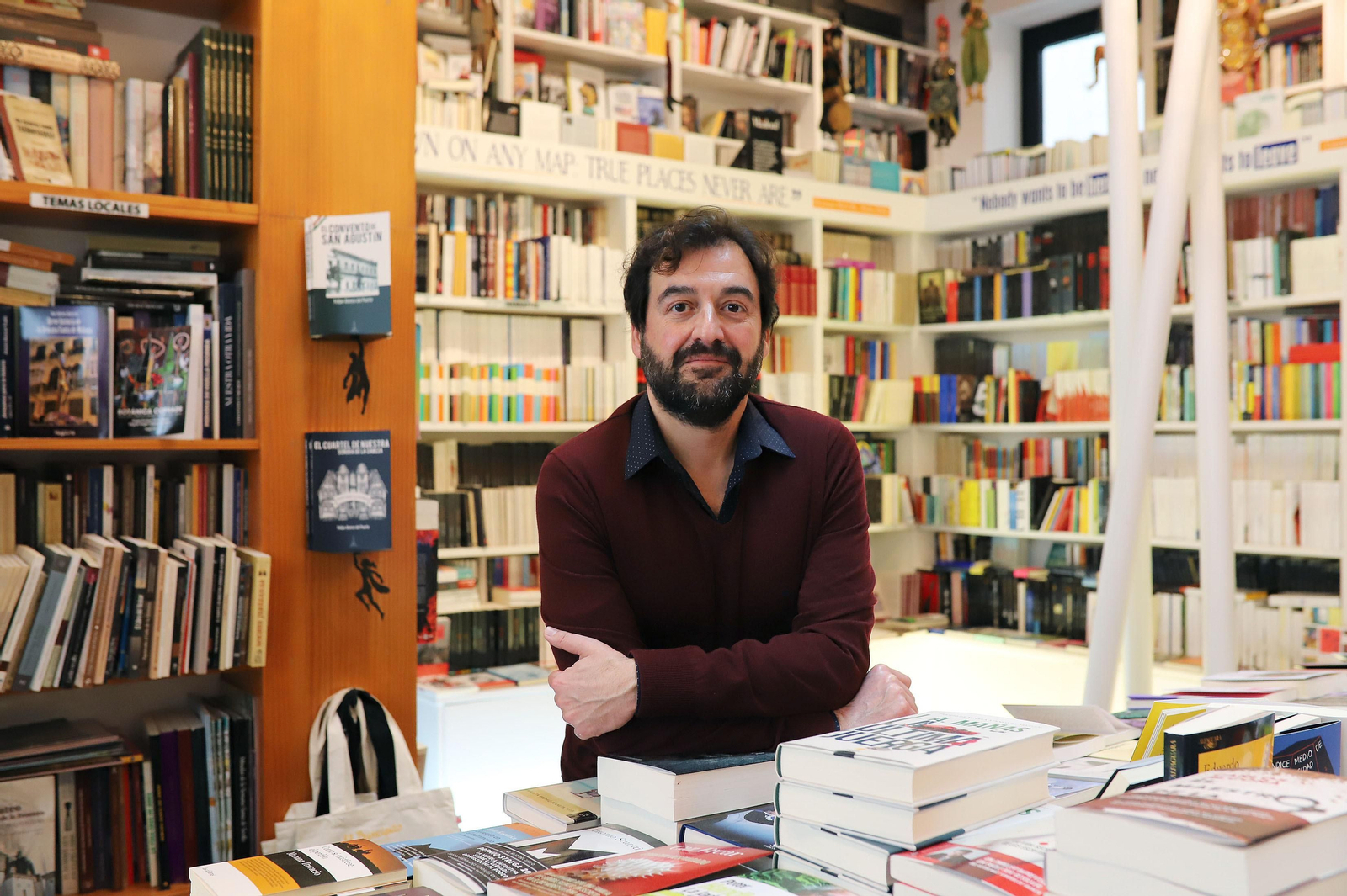Manuel Romero Bejarano, en la librería El Laberinto.