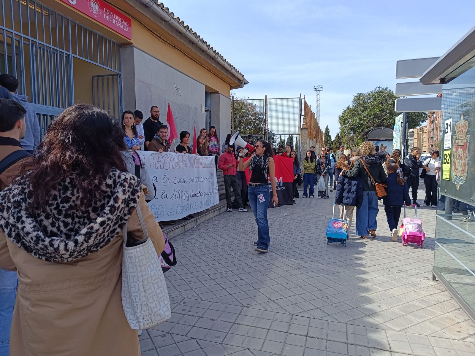 Un momento de la protesta ante los comedores.