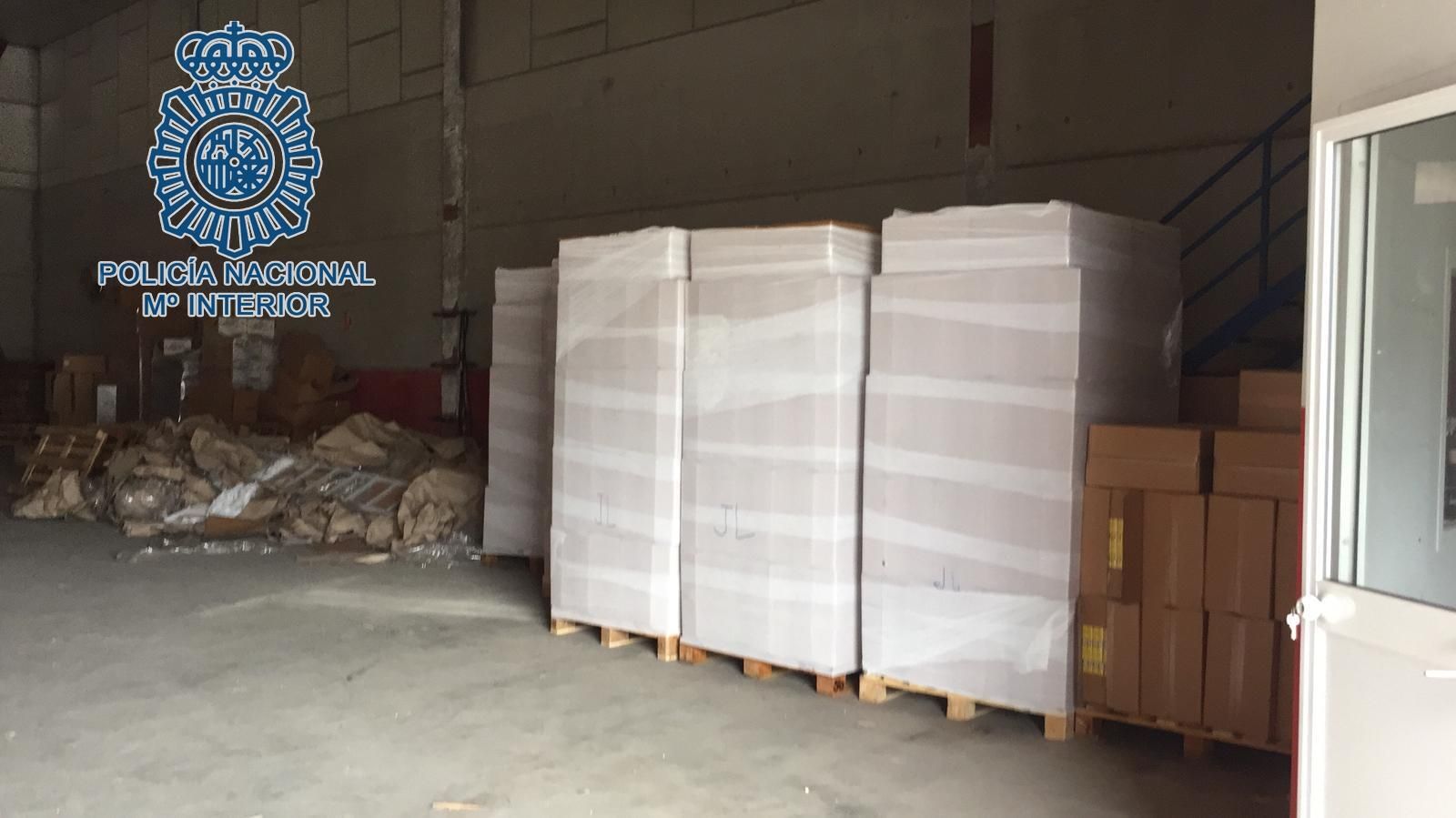 La Policía encuentra 150.000 cajetillas de tabaco de contrabando en una nave de Alcalá