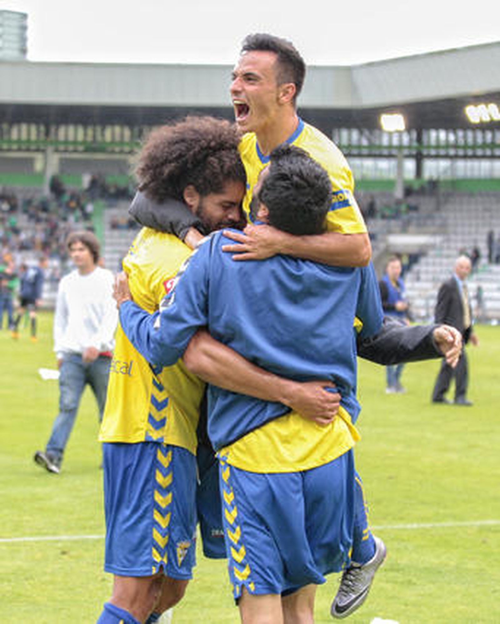 Álvaro García, eufórico, salta sobre Aridane y Güiza. 

Foto: LOF