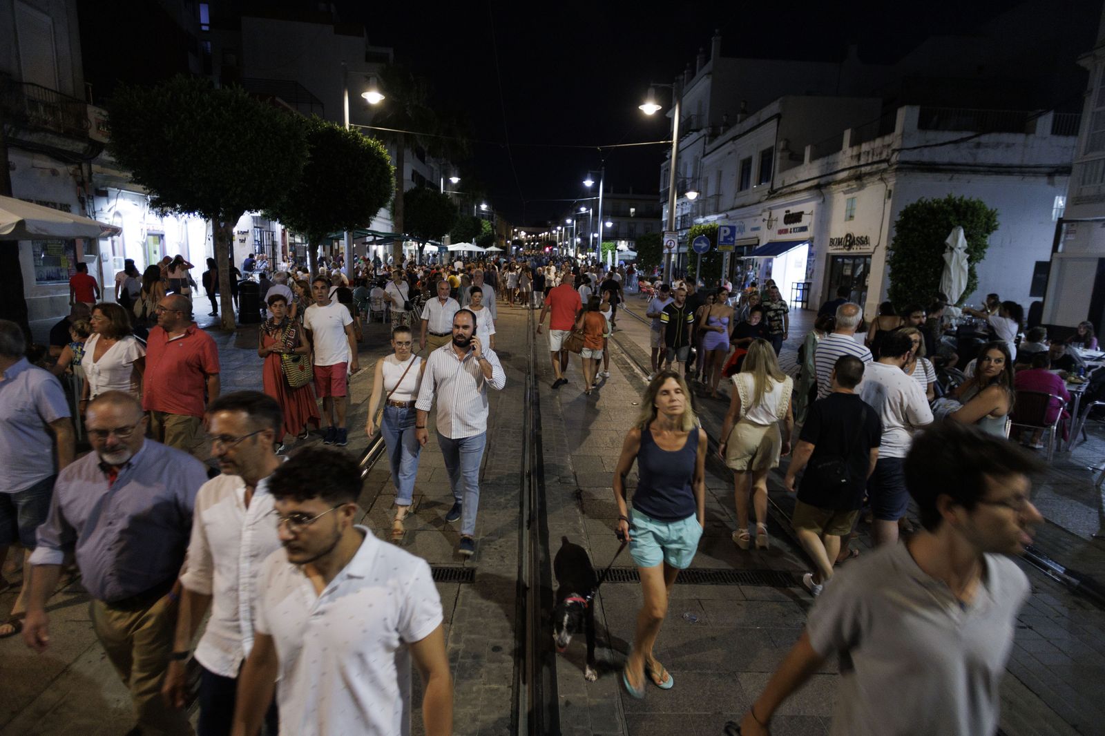 Aspecto que presenta la calle Real en pleno mes de agosto por las noches.