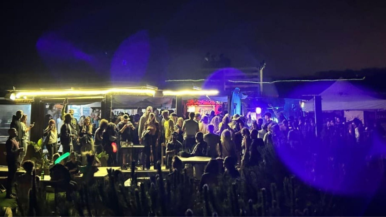 Cae la noche y empieza la fiesta en un chiringuito en las playas de Tarifa.