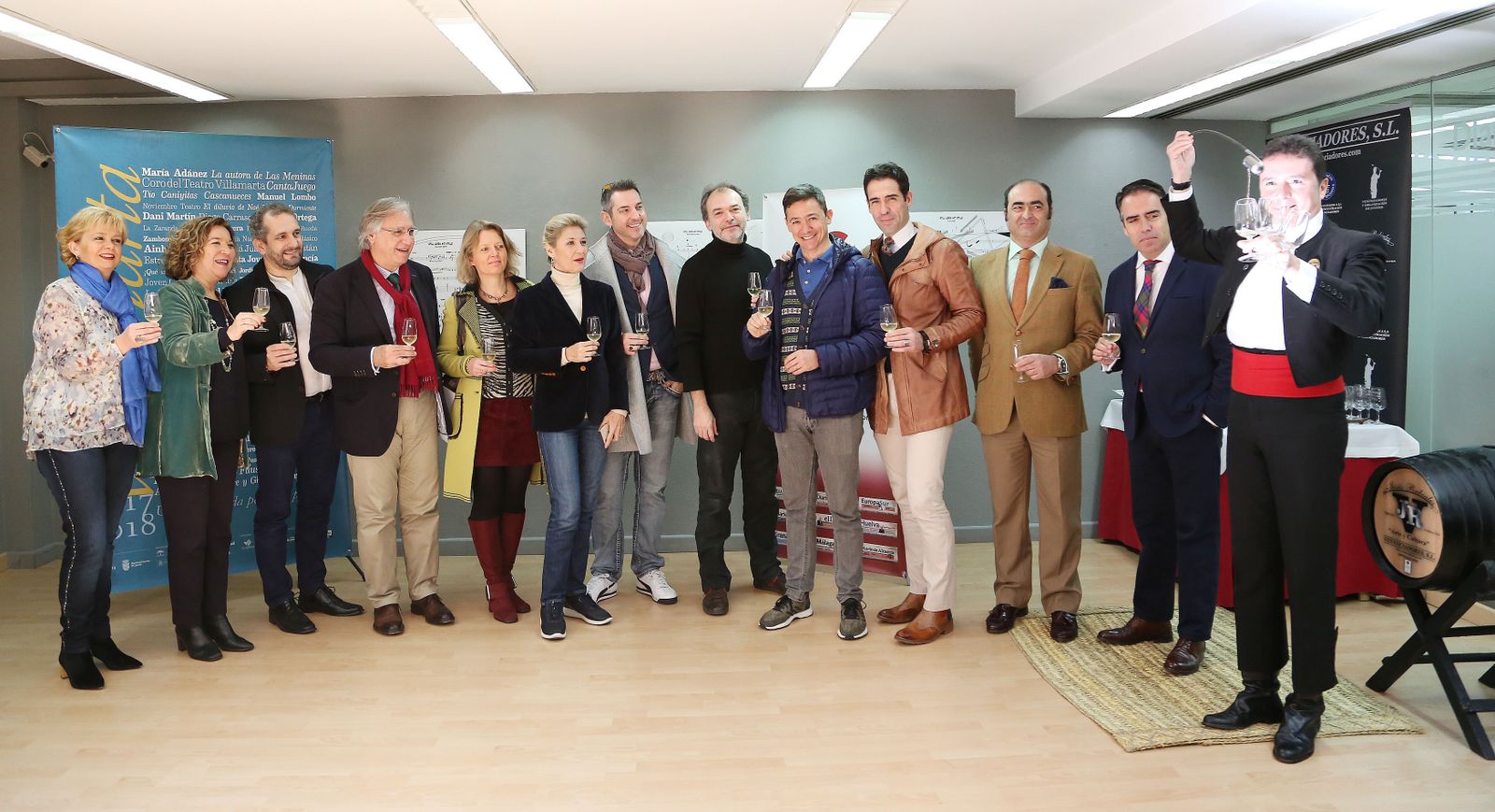 Parte del elenco de la ópera brinda tras la presentación de la obra ayer en el espacio cultural de Diario de Jerez 'ArteaDiario'.