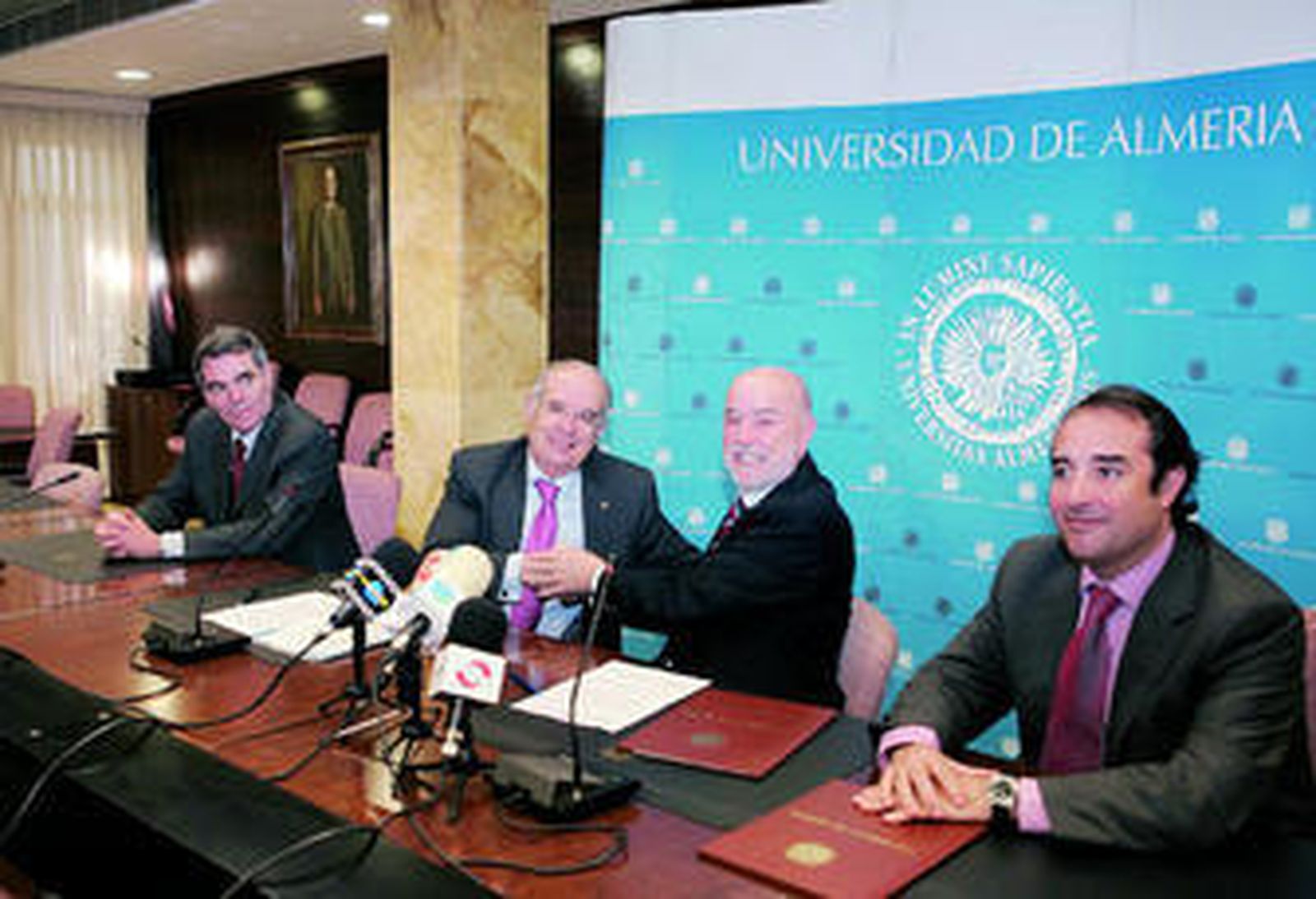 El presidente de Cajamar, Antonio Pérez Lao, y el rector de la UAL, Pedro Molina, firmaron ayer el acuerdo para poner en marcha la Cátedra.