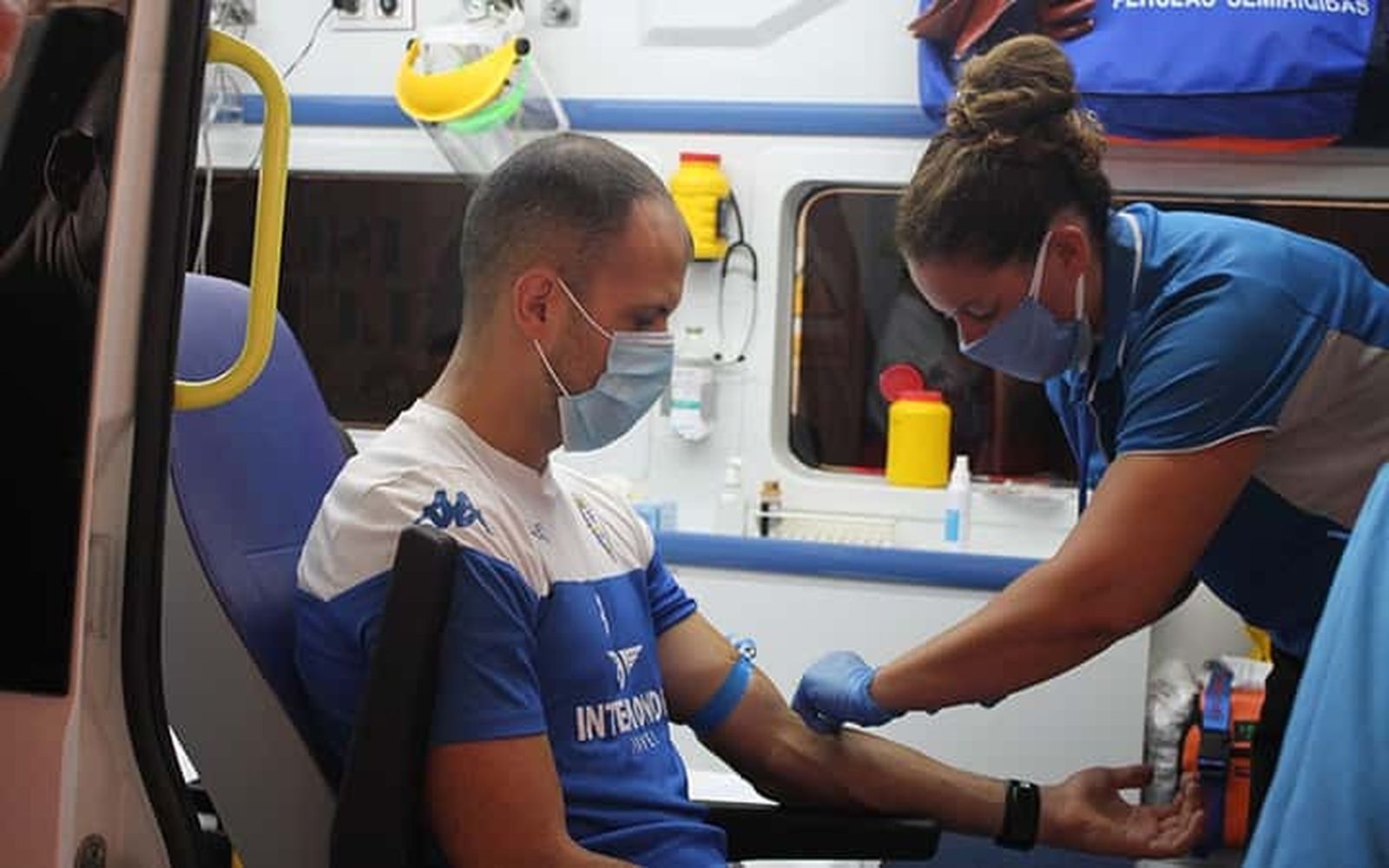 Un jugador del San Fernando, durante las pruebas del Covid-19.