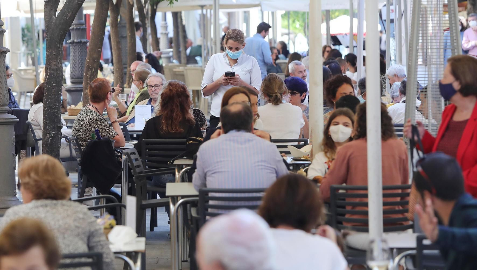 Terrazas de bares del centro con numeroso público en la jornada de ayer, en la que no se registraron las aglomeraciones de los días previos.